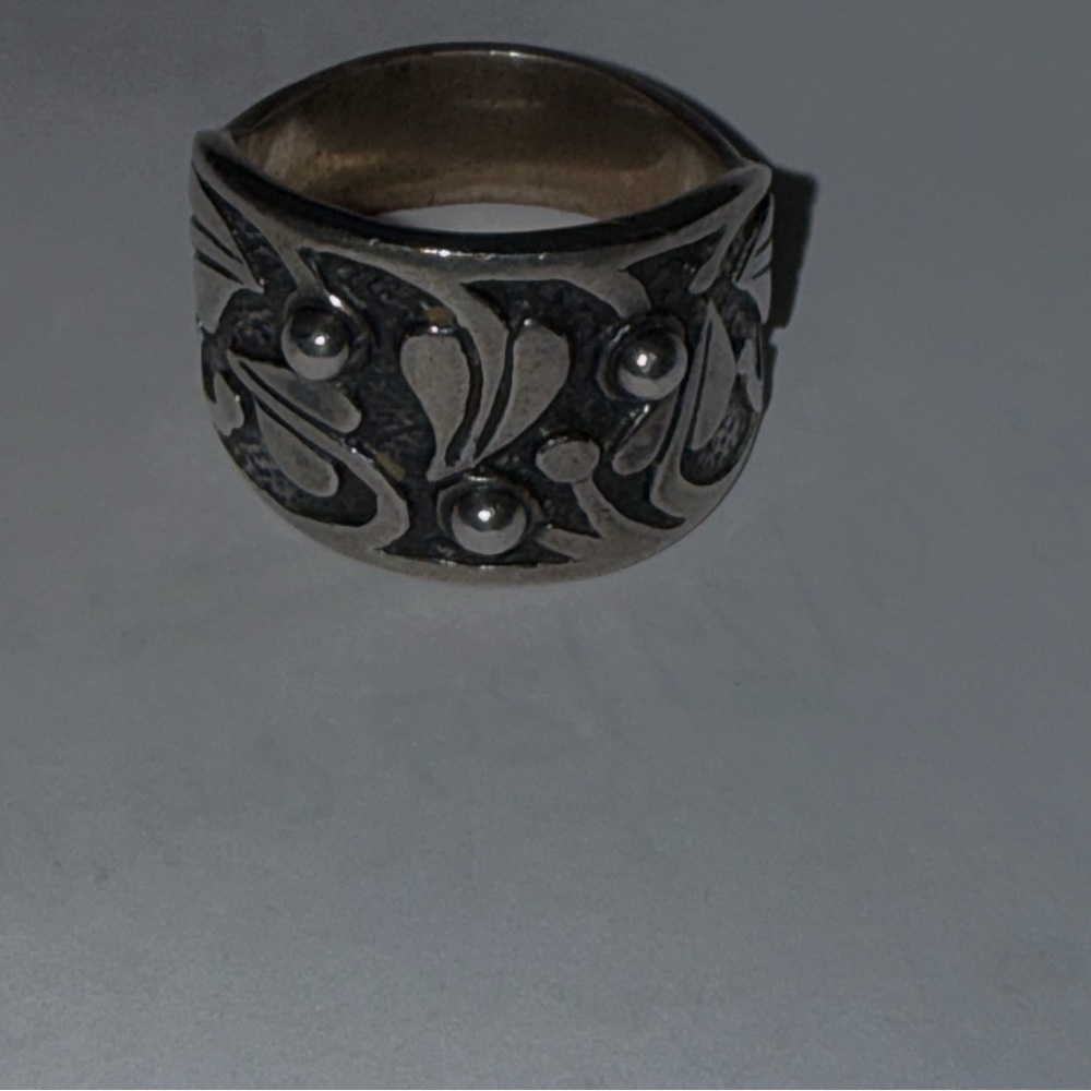 Silpada Silver Ring with Leaf design Accents